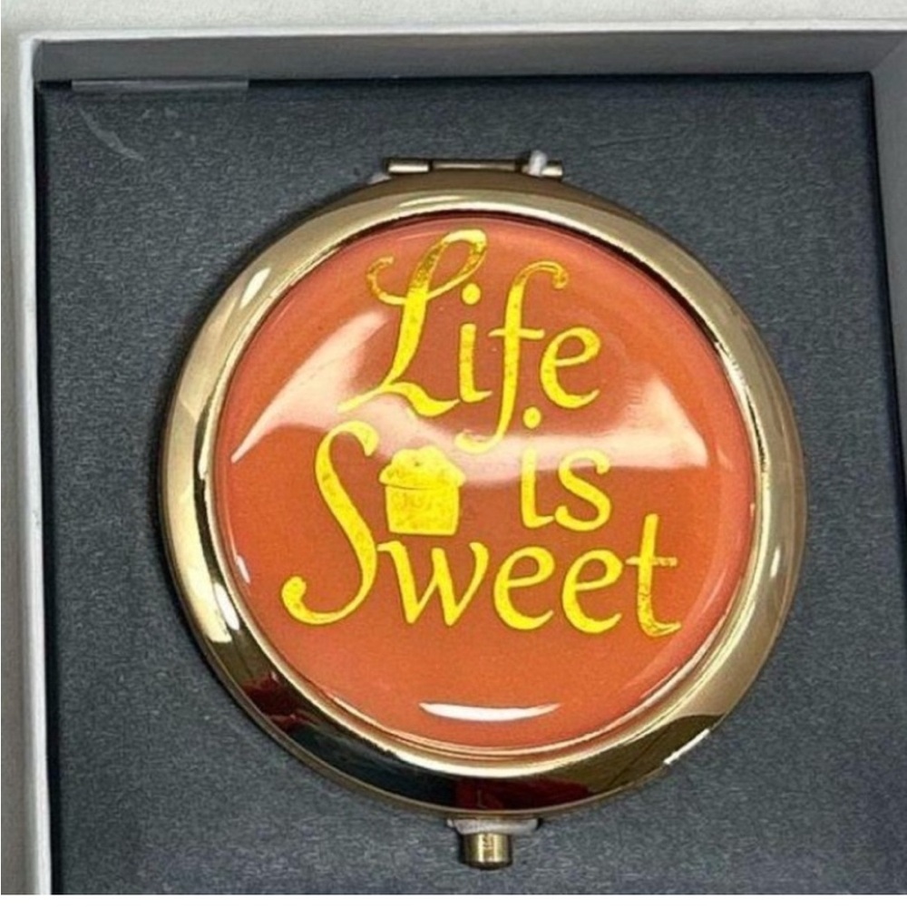 Liz Claiborne Compact Mirror +
NWT Magnifier Gold Life is Sweet
NEW in Box